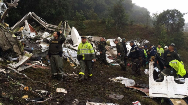 La Policía de Antioquia difundió fotos del lugar del accidente del avión que transportaba al plantel del Chapecoense.