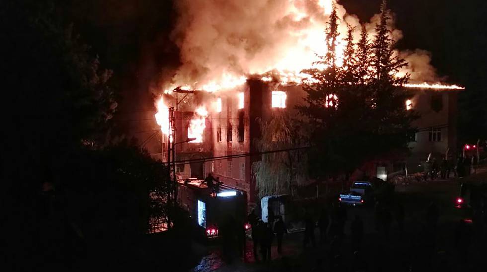Incendio en una residencia de estudiantes en Adana (Turquía), este martes. Incendio en una residencia de estudiantes en Adana (Turquía), este martes.