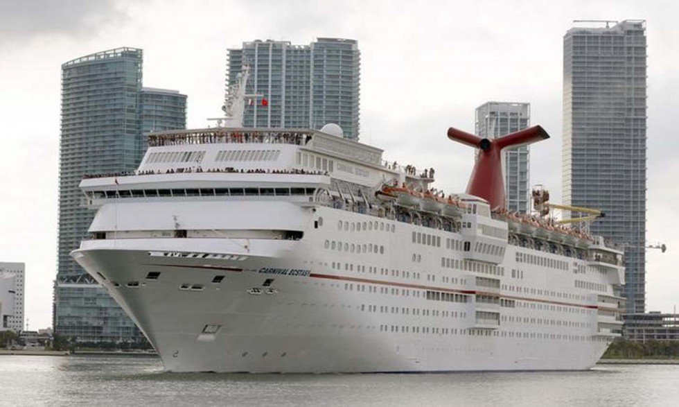 Imagen de archivo del crucero Ecstasy de Carnival en el puerto de Miami, sep 18, 2015. Cuba levantó la prohibición para que los ciudadanos cubanos y cubano-estadounidenses puedan entrar y salir por mar a la isla caribeña en buques comerciales, una medida que abre el camino para que la empresa de cruceros Carnival pueda operar desde la próxima semana. REUTERS/Joe Skipper