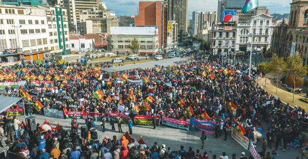 Vecinos de diferentes barrios paceños protestaron ayer en la Plaza San Francisco