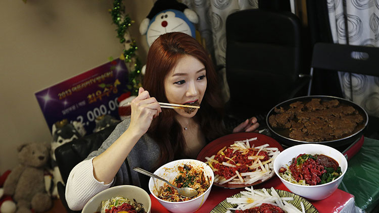 Park Seo-yeon come frente a una cámara en su apartamento de Incheon, Seúl, Corea del Sur