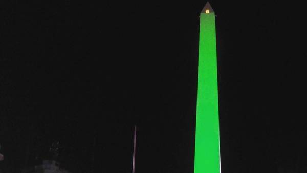 Homenaje. El mayor ícono de Buenos Aires se pintó de verde en memoria del plantel de Chapecoense fallecido en la tragedia aérea de Colombia.