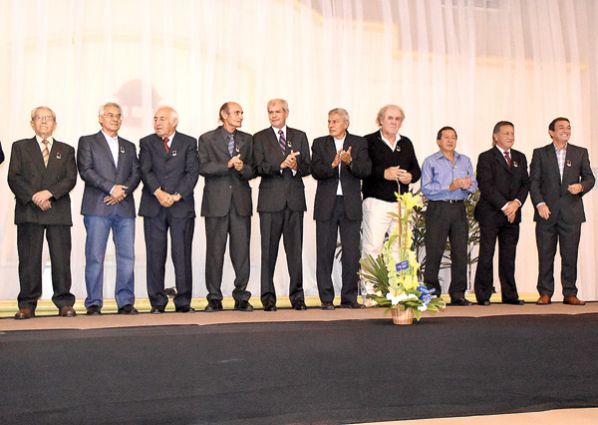 DE IZQUIERDA A DERECHA. JOSÉ CARLOS TRIGO (EXTÉCNICO), OSVALDO VILLARROEL, FERNANDO VARGAS (EXDIRIGENTE), JOSÉ ISSA, LIMBERG CABRERA, HUGO PÉREZ, RAÚL NAVARRO, JHONNY VILLARROEL, VÍCTOR EDUARDO VILLALÓN Y GASTÓN TABORGA LOS JUGADORES QUE FUERON RECONOCIDOS. MARTÍN NUMEBLA