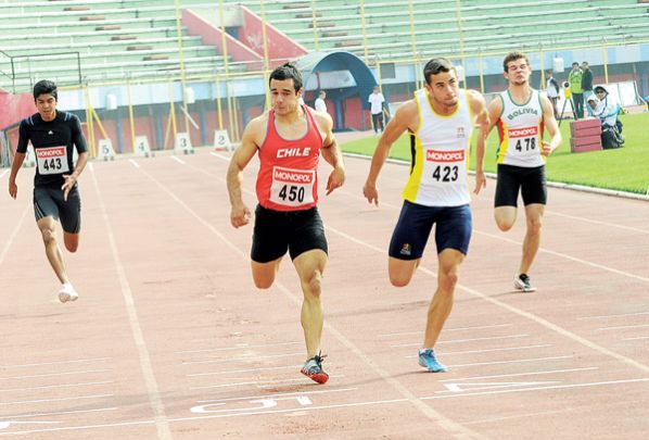 BRUNO ROJAS (NÚMERO 423), DURANTE EL ÚLTIMO GRAN PRIX DISPUTADO EN LA PISTA DEL ESTADIO FÉLIX CAPRILES. MARTÍN NUMBELA