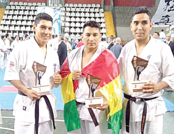 KARATECAS ROGER CUADROS (I), LUIS TERRAZAS Y EIVIND BELTRÁN.