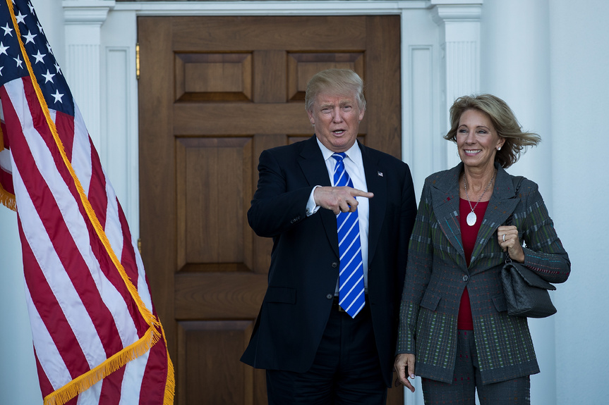 Donald Trump con Betsy DeVos, su futura Secretaria de Educación. Donald Trump con Betsy DeVos, su futura Secretaria de Educación.