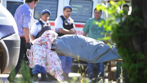 Los cadáveres de un hombre y una mujer son retirados de su casa de Florencio Varela. (Osvaldo Fantón / Télam)
