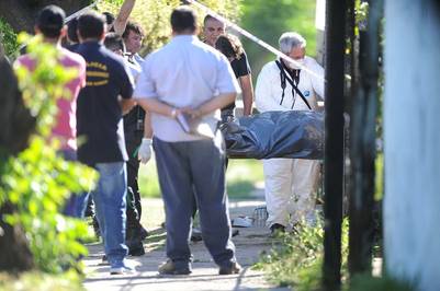 Los cadáveres de un hombre y una mujer son retirados de su casa de Florencio Varela. (Osvaldo Fantón / Télam)