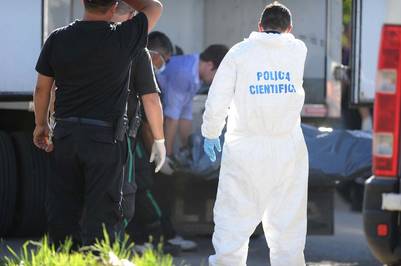 Los cadáveres de un hombre y una mujer son retirados de su casa de Florencio Varela. (Osvaldo Fantón / Télam)