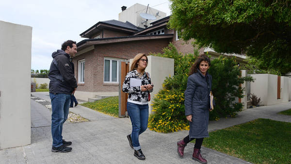 Las arquitectas saliendo de la casa de Cristina Kirchner. Foto Opi Santa Cruz.