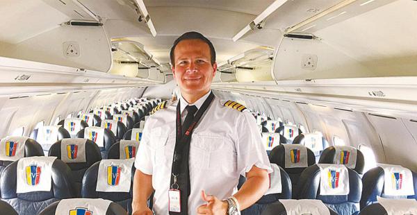 Pandino en el aire. Miguel Alejandro Quiroga Murakami realizó muchos vuelos nacionales e internacionales. El último lo hizo el lunes a Colombia.