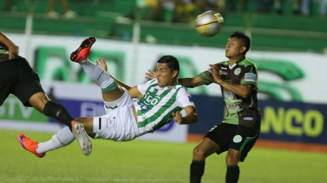 El jugador refinero Deni Bejarano tuvo una buena actuación ante Petrolero de Yacuiba. Foto: Fuad Landívar %image_alt%
