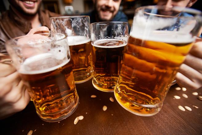 El alcohol tiene un efecto diurético que no  nos ayuda a la hora de hidratarnos