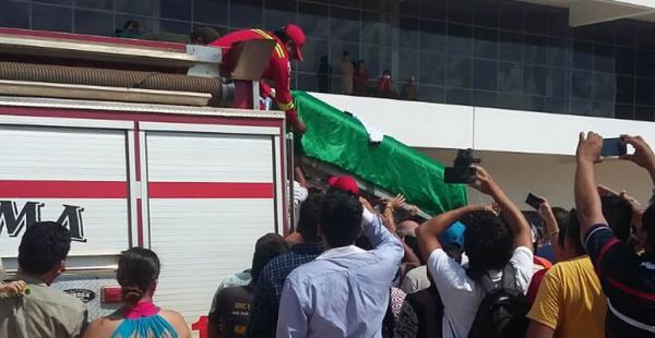 El cuerpo del capitán Miguel Quiroga fue recibido entre lágrimas por sus familiares en Cobija