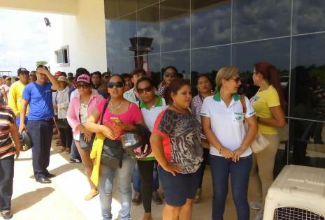 Amigos y familiares del capitán de LaMia, Miguel Quiroga, esperan la llegada de sus restos en el aeropuerto de Cobija