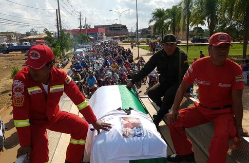 Un cortejo fúnebre acompaña los restos del piloto boliviano Miguel Quiroga en Cobija. Foto: APG-Noticias