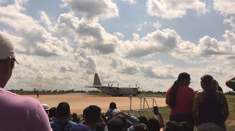 Los restos del piloto boliviano Miguel Quiroga llegan al aeropuerto de Cobija en un avión Hércules. Foto: Francisco Parrado Zeballos