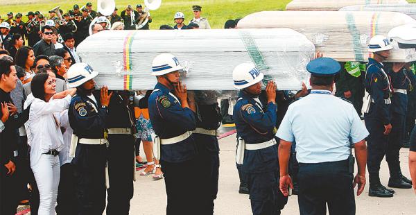 Los féretros de Arias, Vaca Flores, Quispe y Goythia son llevados por la Policía Militar