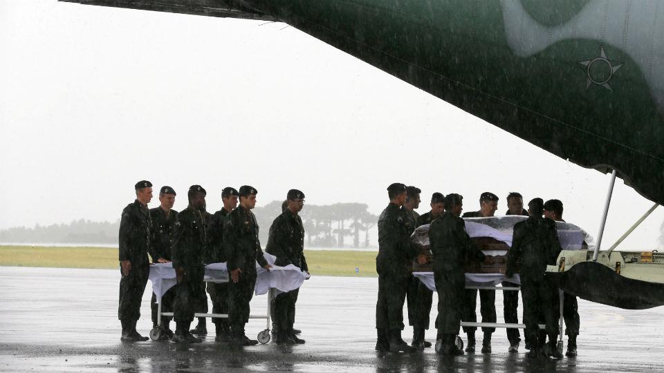 Las imagenes más tristes del velorio de las víctimas de la tragedia aérea. Foto: AP / Reuters, AFP