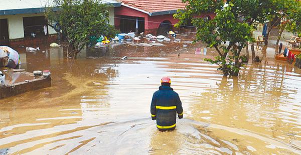 La inundación sorprendió ayer a Tiquipaya y causó daños materiales