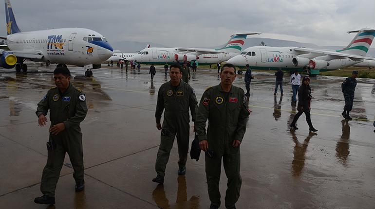 Una comisión de la FAB y el comandante general, Celier Aparicio, muestran los dos aviones de LaMia que siguen en el hangar del Servicio de Mantenimiento, desde 2014. | José Rocha