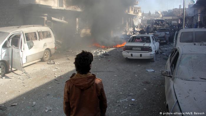 Humo se levanta después de que fuerzas del régimen de Assad realizaran un ataque aéreo sobre un mercado en el districto de Kafr Nabl, en Idlib, Siria. 