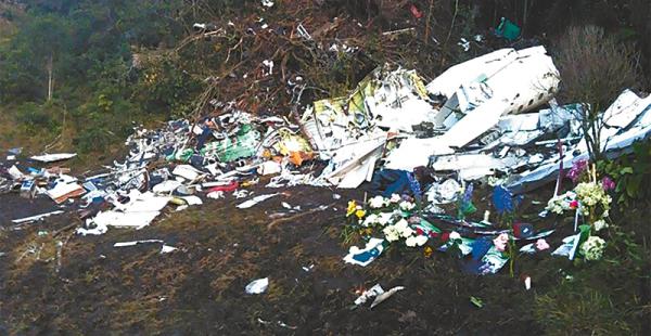 lo que quedó de la aeronave ramos de flores entre los hierros retorcidos del avión de lamia Así está el lugar donde sucedió el accidente aéreo, a una semana del hecho en el cerro El Gordo