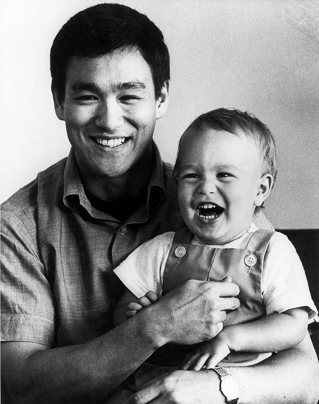 Brandon Lee, en los brazos de su padre el maestro de las artes marciales,  Bruce Lee