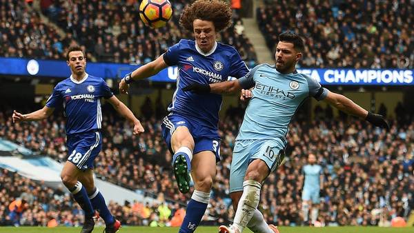 El Kun y David Luiz, durante el partido del sábado en Manchester. (AFP)