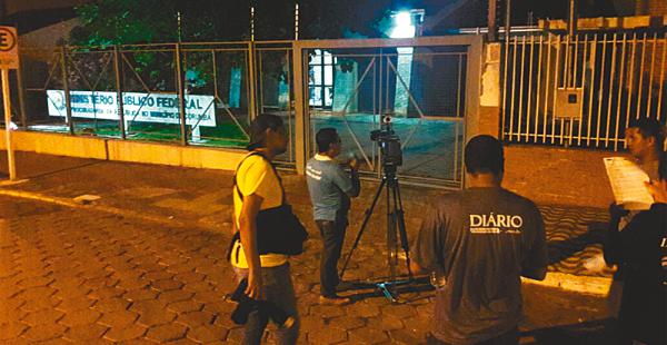 La prensa brasileña montó guardia anoche afuera del Ministerio Público Federal, a la espera de Celia Castedo