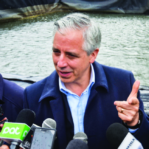 Vice admite fallas en los ministerios y anuncia ajustes