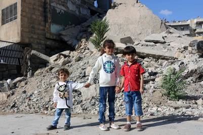 Bana Alabed, la niña siria de 7 años que denuncia la guerra en Siria desde Twitter. En la foto, junto a sus hermanos. AFP