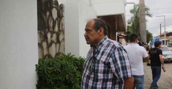 El gerente general de LaMia, Gustavo Vargas, al ingresar a oficinas de la empresa la mañana de este martes