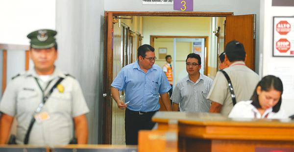 Una comisión de cinco fiscales llegó hasta las oficinas que utilizaba la oficial Aro Ais en el aeropuerto Viru Viru para revisar documentación