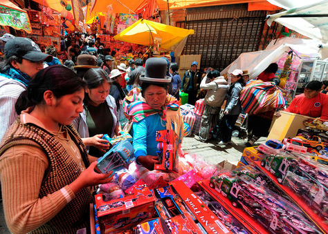 Personas realizando sus compras de Navidad. Foto: La Razón