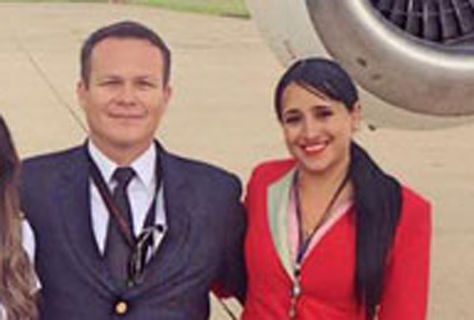 Ximena Suárez junto al piloto del avión de Lamia poco antes de partir en el vuelo rumbo a Colombia