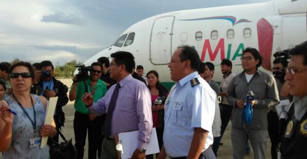 El grupo de investigadores llegó esta tarde al espacio donde permanecían los otros dos aviones de la empresa.