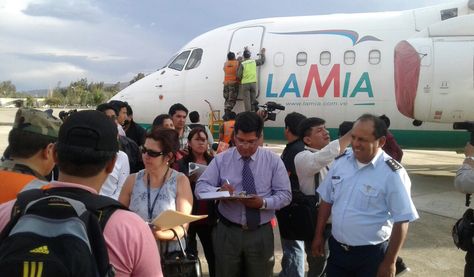Una comisión de fiscales inspecciona los aviones de la empresa LaMia en el hangar de la FAB. Foto: Fernando Cartagera