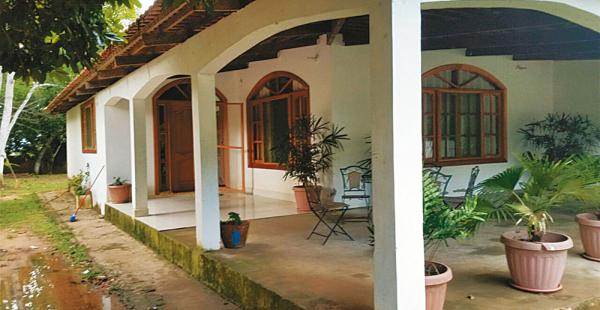 Cada vez que llegaba de un viaje, el piloto Miguel (+) visitaba la casa (abajo) que soñaba terminar algún día