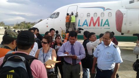 Una comisión de fiscales inspecciona los aviones de la empresa LaMia en el hangar de la FAB. Foto: Fernando Cartagera