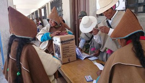Chipayas en un centro de sufragio en el referéndum de 20 de noviembre. Foto: Juan Mejía