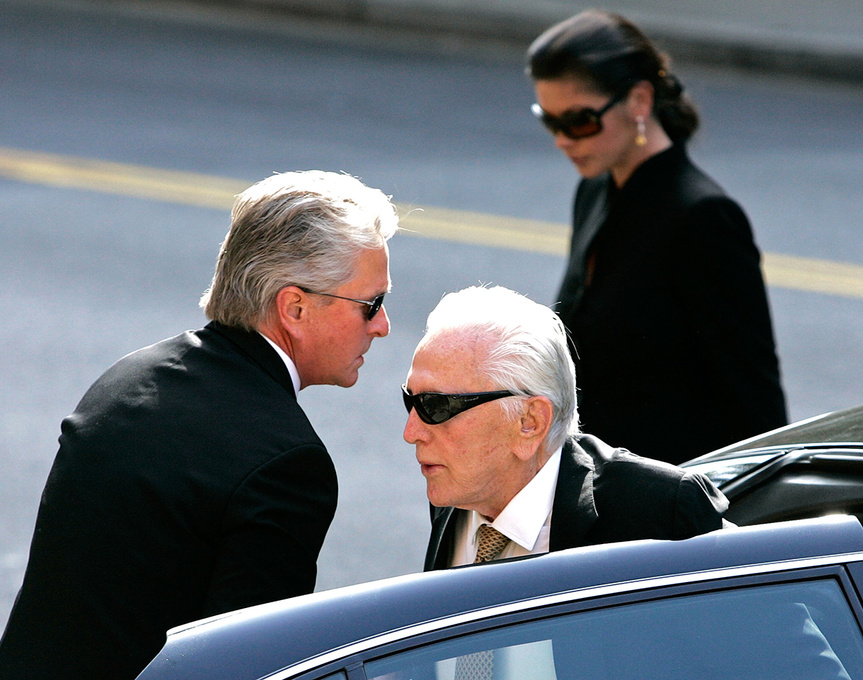 Kirk, Michael y Catherine Z. Jones fotografiados en 2007 durante el funeral de Jack Valenti.