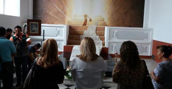 Un grupo de asambleístas visitó la tumba de Julio Terrazas en la cripta de la catedral