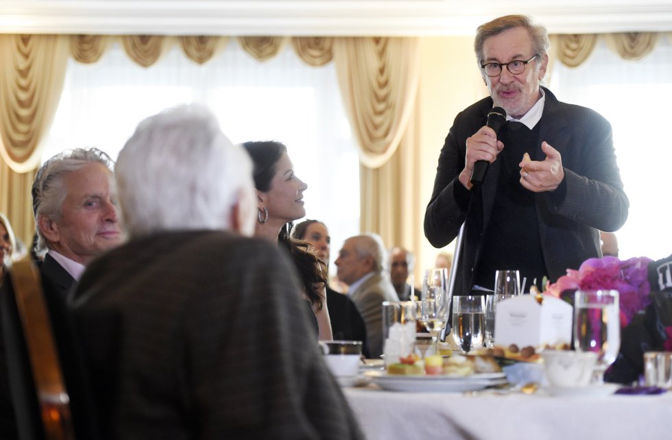 Entre los invitados a la gran fiesta del centenario de Kirk Douglas, el director Steven Spielberg, que dirige unas palabras al actor mientras Michael Douglas mira a su padre.