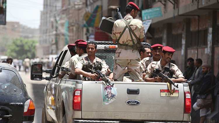 Los militares yemeníes patrullan las calles de Adén