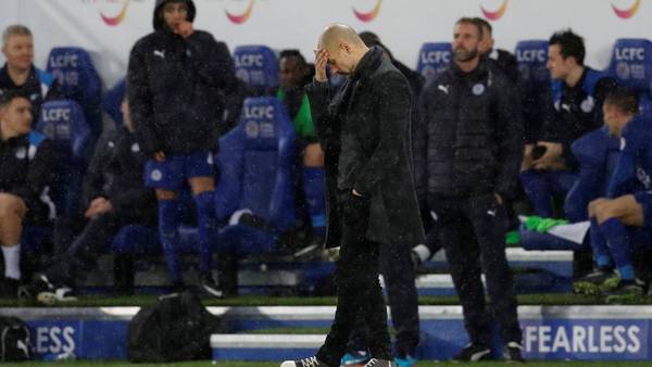 Josep Guardiola, entrenador del City, se agarra la cabeza en la derrota ante Leicester. (Reuter)