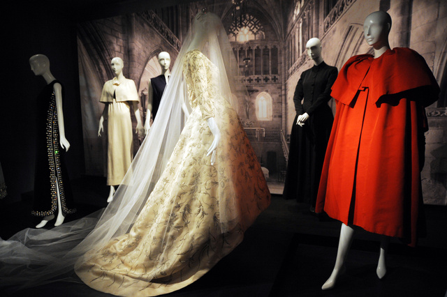Unos diseños de Balenciaga, en una exposición dedicada al diseñador en Nueva York en 2010.