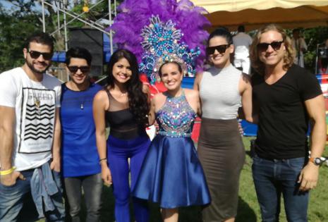Los bigotones no pueden faltar. Sus compañeros del programa, siempre están para apoyarla en todas sus actividades
