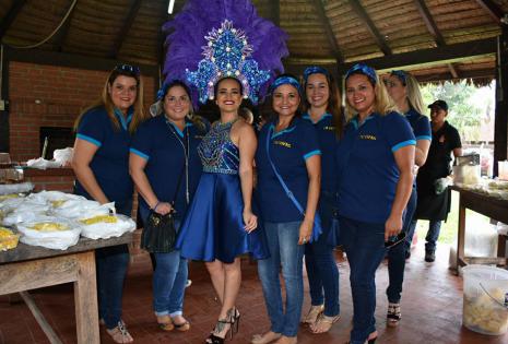 Oriana acompañada de sus damas Piltrafas