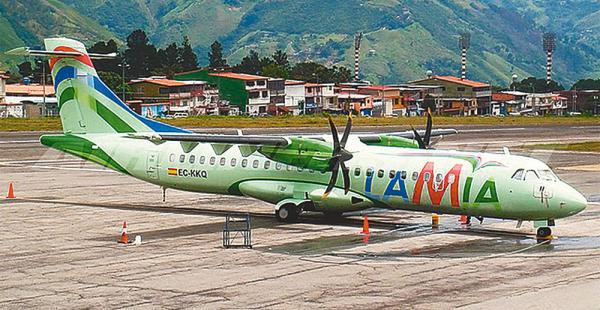Una aeronave aterriza en el aeropuerto Alberto Carnevalli de Mérida, durante un vuelo inaugural en agosto de 2010